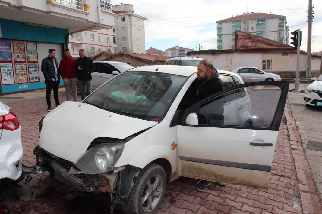 Kadın sürücü kaza yaptı! Çaptığı kişiyi görünce şoke oldu 5